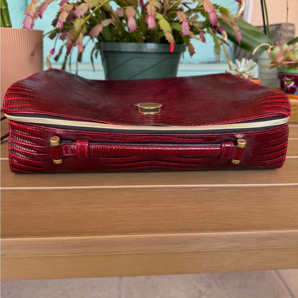 Elegant Red Textured makeup bag - Picture 4 of 4
